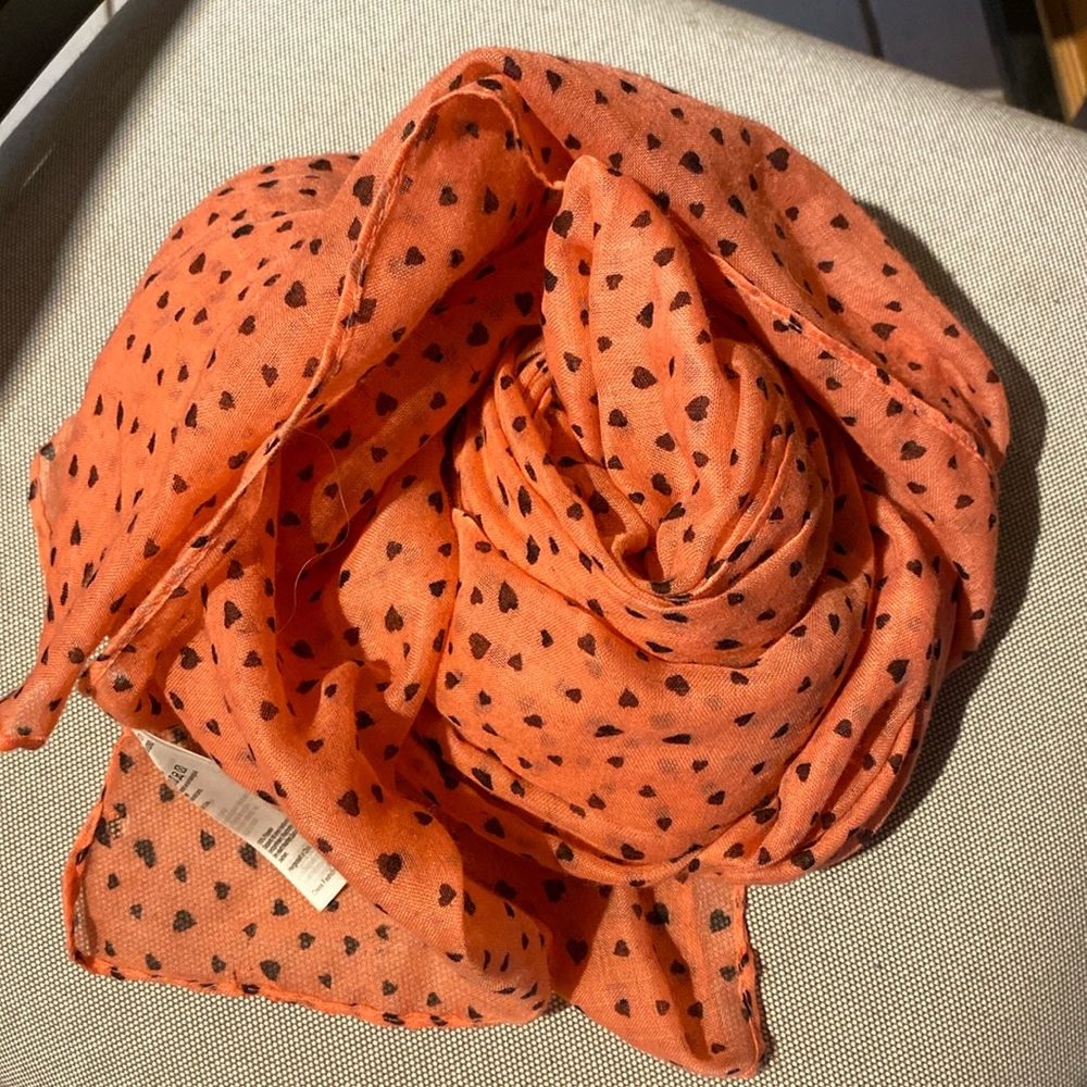 Light weight scarf in pink with small hearts